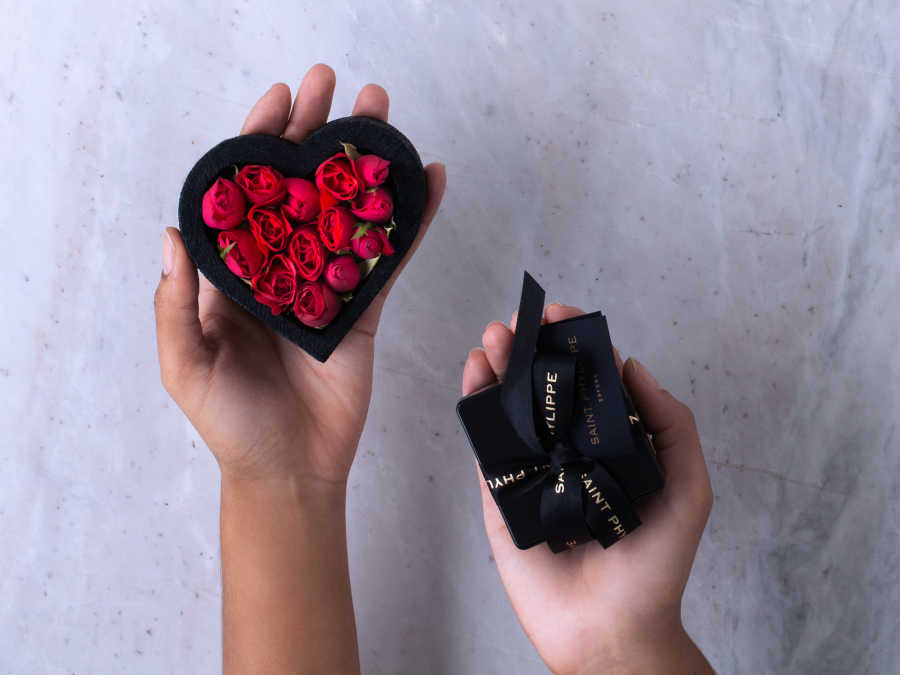 Coração de Rosas Vermelhas com Chocolate em Caixa