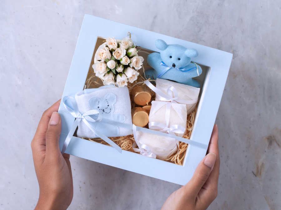 Caixa com Rosas Brancas, Cookies, Bem-Casados e Fralda de Pano