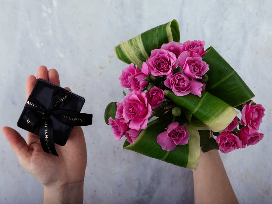 Buquê de Rosas Lilás com Bombons de Chocolate Para Entrega