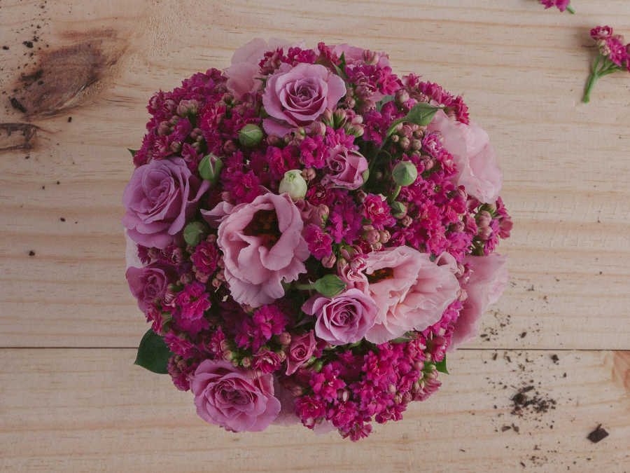 Arranjo de Lisianthus e Kalandivas Rosadas em Vaso Juana Martinez