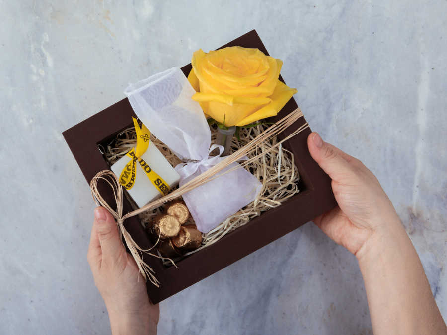 Caixa de Presente com Rosa Amarela, Bombons e Artigos Para Boa Sorte