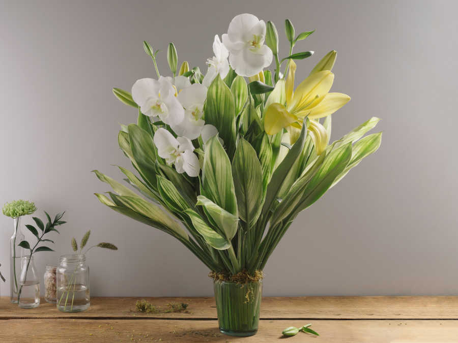 Arranjo de Flores com Orquídeas Brancas e Lírios Amarelos em Vaso com Junco