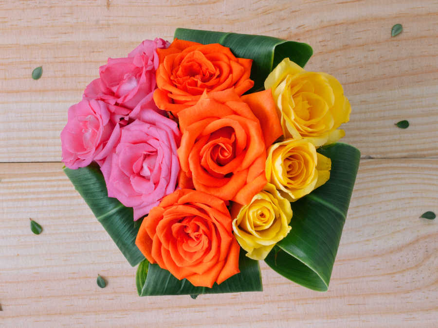 Buquê de Rosas Amarelas, Laranjas e Rosas com Folhas de Dracena