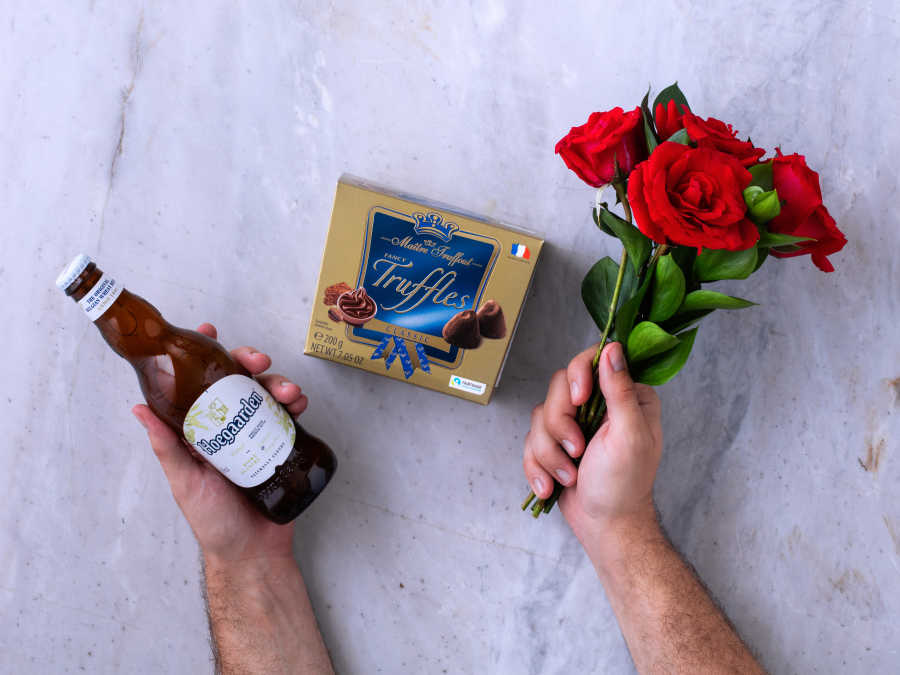 Buquê de Rosas Vermelhas com Chocolate e Cerveja Hoegaarden