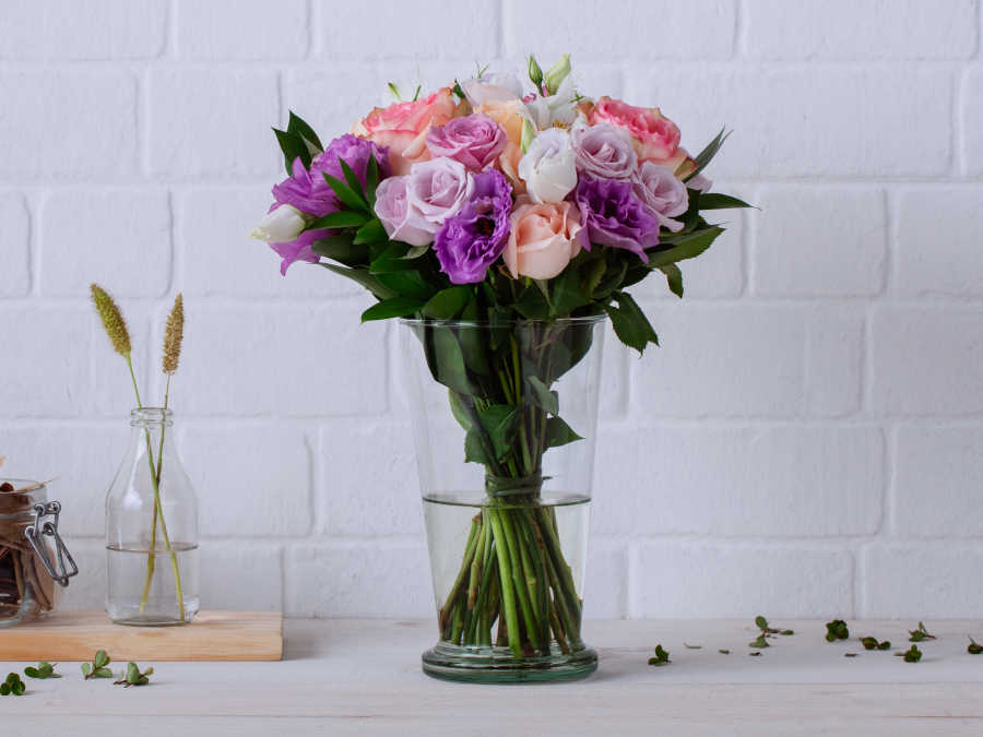 Arranjo de Rosas e Alstroemérias Rosé e Lilás em Vaso Para Entrega