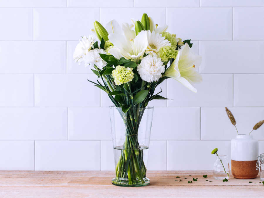 Arranjo com Rosas, Lisianthus e Alstroemérias Brancas e Verdes em Vaso