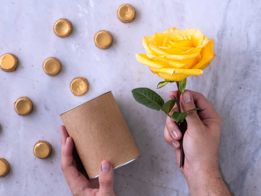 Rosa Colombiana Amarela com Bombons de Chocolate Le Delice