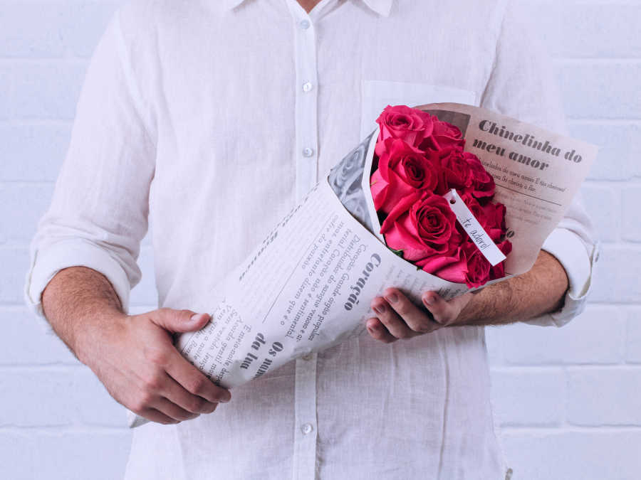 Buquê de 10 Rosas Pink enrolado em Jornal Para Entrega