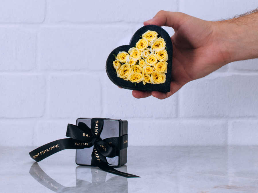 Coração de Mini Rosas Amarelas com Chocolate