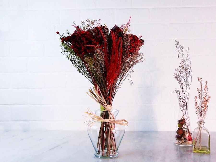 Buquê de Flores Secas em Tons Vermelhos com Vaso