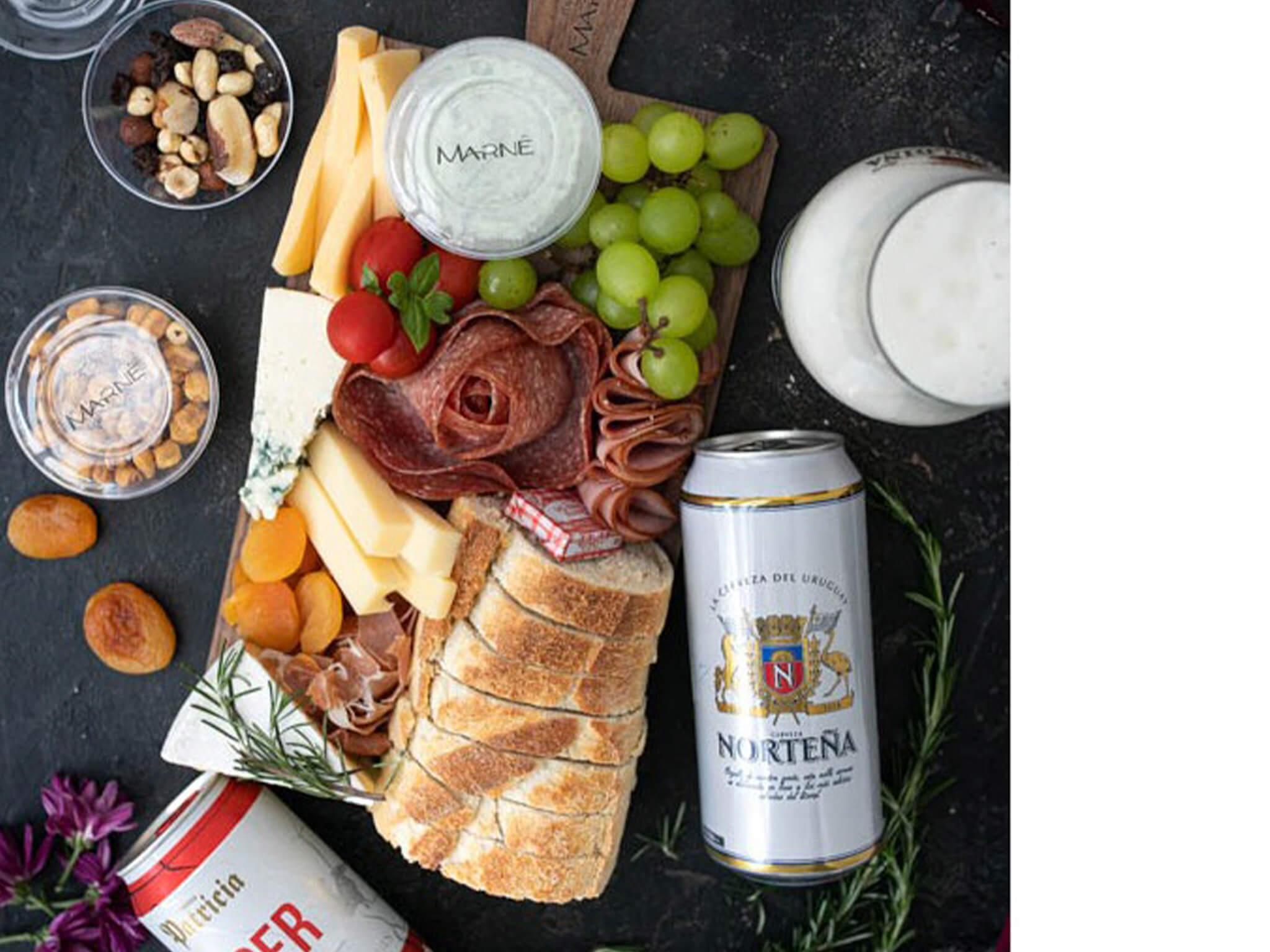 Tábua de Queijos e Frios com Cervejas Especiais Tábua de Queijos e Frios com Cervejas Especiais