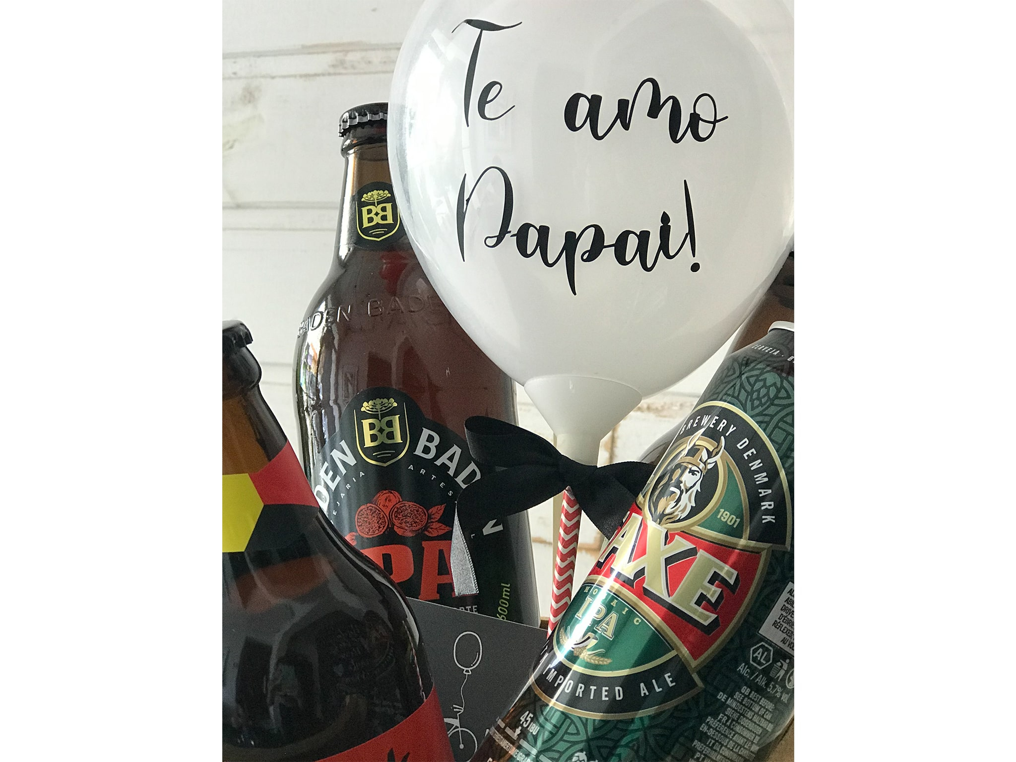 Kit Cerveja e Balão Cristal com Corações e Balão pequeno Cortesia Kit Cerveja e Balão Cristal com Corações e Balão pequeno Cortesia